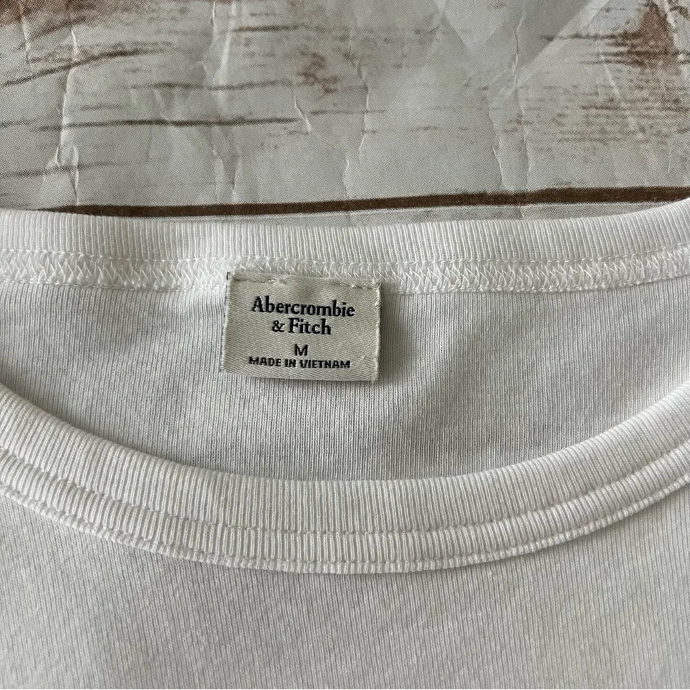 Abercrombie & Fitch Essential White Tee - Picture 2 of 2